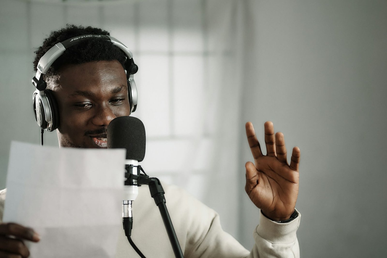 Human vs AI Voice Overs: Why Human Voices Remain the Professional Choice for Businesses